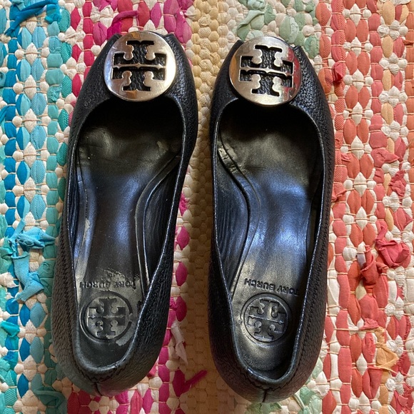 Tory Burch Sally peep toe pebbled leather wedge heels. Gold emblem. - Picture 1 of 8